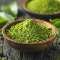 LipoPeak green tea leaf extract ingredient, matcha powder in a wooden bowl